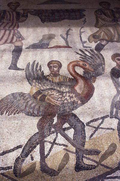 Mann, der einen Schwan trägt (Detail) von Roman